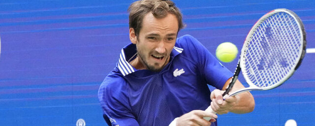Медведев передал свою ракетку в Международный зал теннисной славы